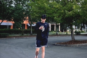 hth sports-杨瀚森工作室官博晒小杨近照:波特兰的秋