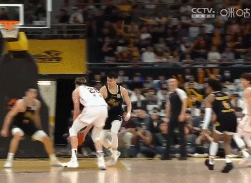 体育赛事-肘击对手被停赛两场!周琦道歉 广东前路蒙上阴影