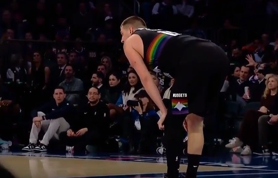 体育赛事-让人揪心！约基奇无对抗应力性摔倒&amp;掘金喊暂停 好在无碍继续打