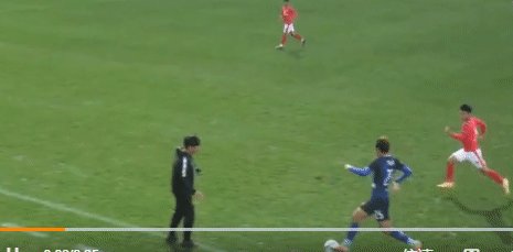 app下载-雷人操作！中冠赛场主帅场边伸腿绊倒对方进攻球员